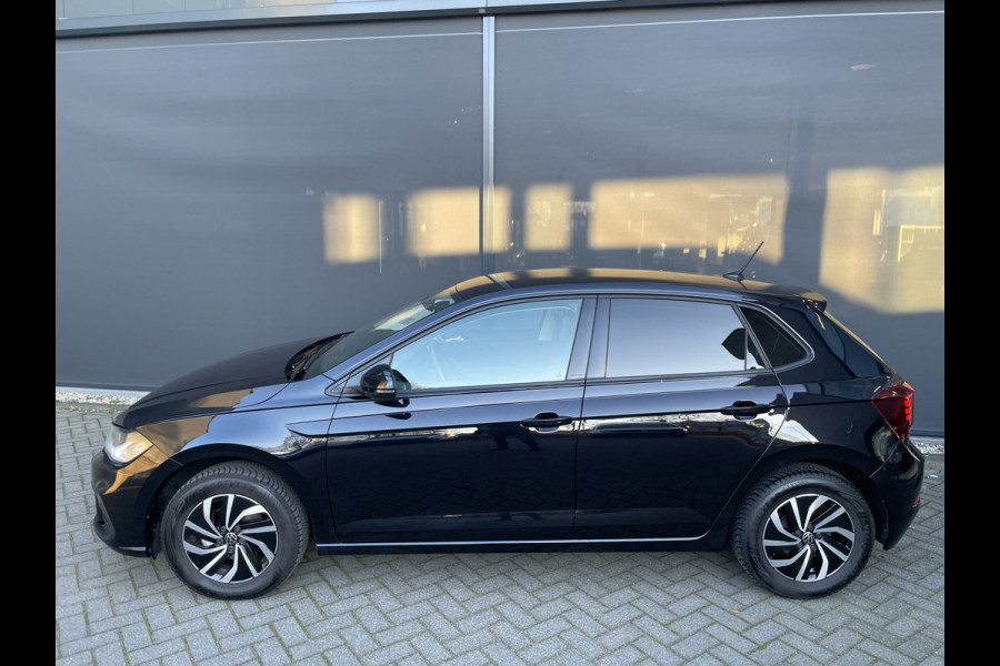 Volkswagen Polo 1.0 TSI Life Edition Achteruitrijcamera - Airco - Parkeersensoren voor en achter - Navigatiesysteem - Cruise control - Bluetooth - Stuur multifunctioneel - Start/stop systeem - Licht metalen velgen 15 inch - Radi