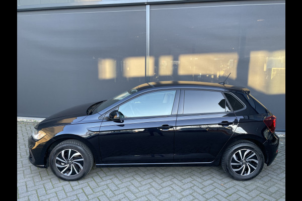 Volkswagen Polo 1.0 TSI Life Edition Achteruitrijcamera - Airco - Parkeersensoren voor en achter - Navigatiesysteem - Cruise control - Bluetooth - Stuur multifunctioneel - Start/stop systeem - Licht metalen velgen 15 inch - Radi