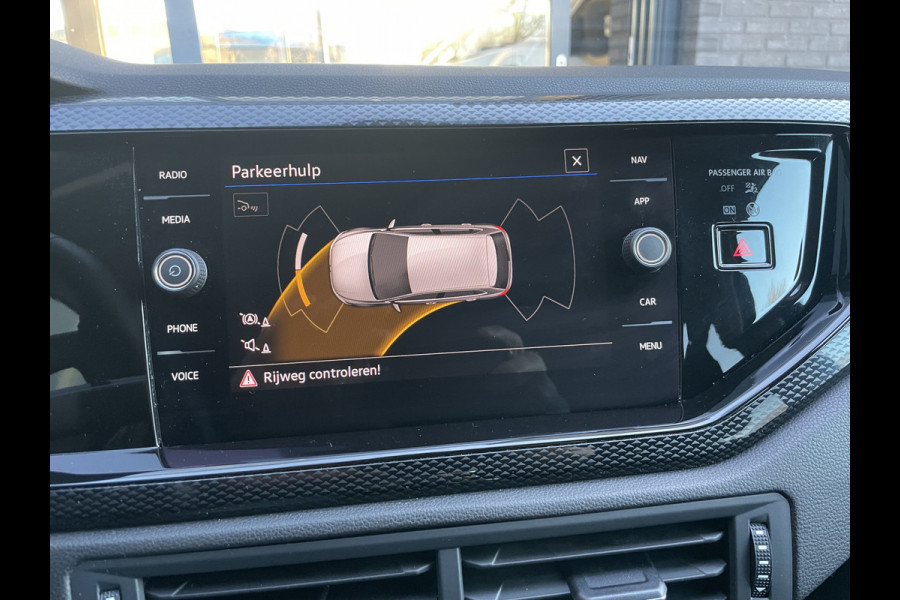 Volkswagen Polo 1.0 TSI Life Edition Achteruitrijcamera - Airco - Parkeersensoren voor en achter - Navigatiesysteem - Cruise control - Bluetooth - Stuur multifunctioneel - Start/stop systeem - Licht metalen velgen 15 inch - Radi