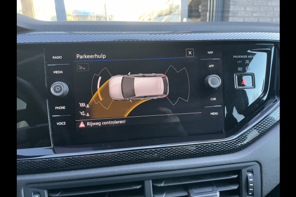 Volkswagen Polo 1.0 TSI Life Edition Achteruitrijcamera - Airco - Parkeersensoren voor en achter - Navigatiesysteem - Cruise control - Bluetooth - Stuur multifunctioneel - Start/stop systeem - Licht metalen velgen 15 inch - Radi