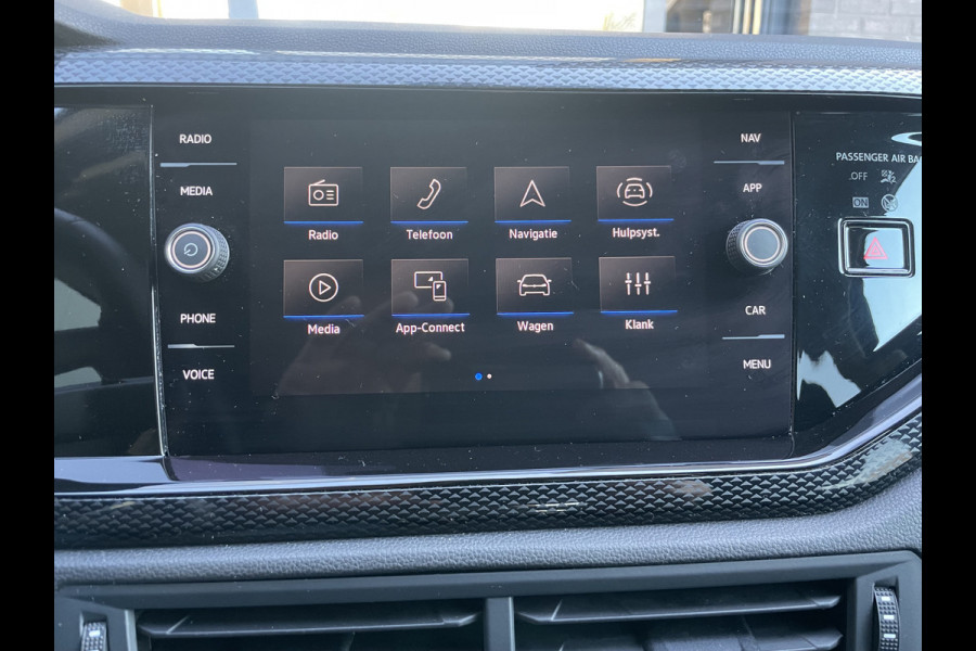 Volkswagen Polo 1.0 TSI Life Edition Achteruitrijcamera - Airco - Parkeersensoren voor en achter - Navigatiesysteem - Cruise control - Bluetooth - Stuur multifunctioneel - Start/stop systeem - Licht metalen velgen 15 inch - Radi