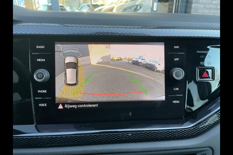 Volkswagen Polo 1.0 TSI Life Edition Achteruitrijcamera - Airco - Parkeersensoren voor en achter - Navigatiesysteem - Cruise control - Bluetooth - Stuur multifunctioneel - Start/stop systeem - Licht metalen velgen 15 inch - Radi