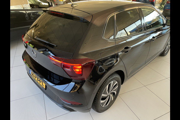 Volkswagen Polo 1.0 TSI Life Edition Achteruitrijcamera - Airco - Parkeersensoren voor en achter - Navigatiesysteem - Cruise control - Bluetooth - Stuur multifunctioneel - Start/stop systeem - Licht metalen velgen 15 inch - Radi