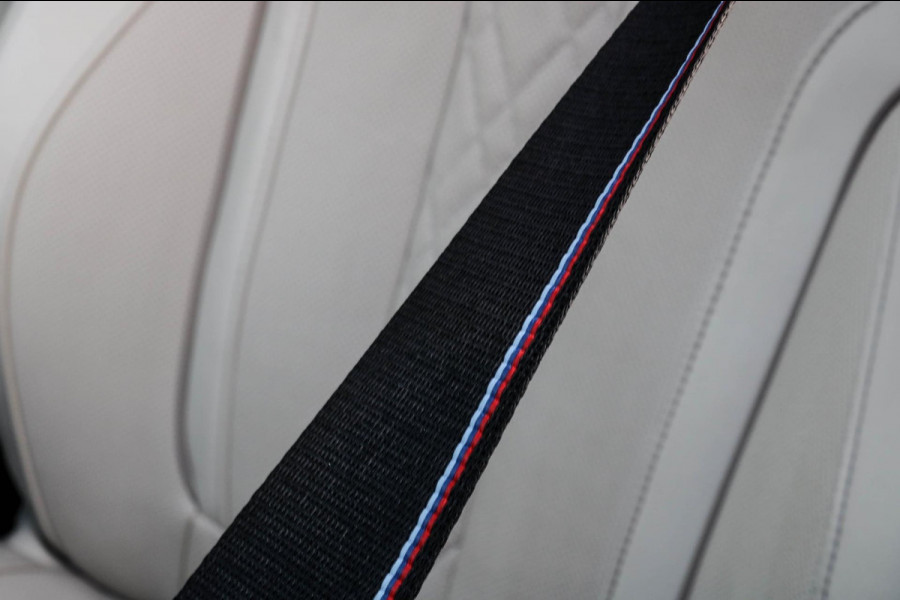 BMW 5 Serie Touring 530e xDrive M-Sport | Trekhaak | Pano | Soft close | Laser | Massage | Ambient Air | Head Up | Achterassturing