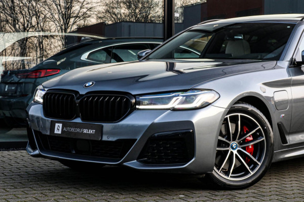 BMW 5 Serie Touring 530e xDrive M-Sport | Trekhaak | Pano | Soft close | Laser | Massage | Ambient Air | Head Up | Achterassturing