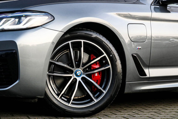 BMW 5 Serie Touring 530e xDrive M-Sport | Trekhaak | Pano | Soft close | Laser | Massage | Ambient Air | Head Up | Achterassturing