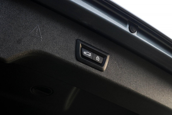 BMW 5 Serie Touring 530e xDrive M-Sport | Trekhaak | Pano | Soft close | Laser | Massage | Ambient Air | Head Up | Achterassturing