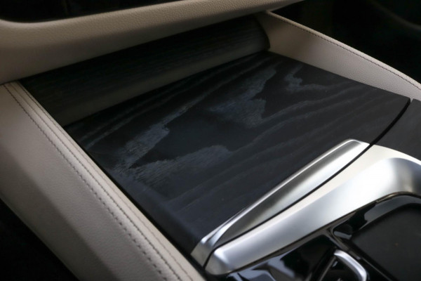 BMW 5 Serie Touring 530e xDrive M-Sport | Trekhaak | Pano | Soft close | Laser | Massage | Ambient Air | Head Up | Achterassturing