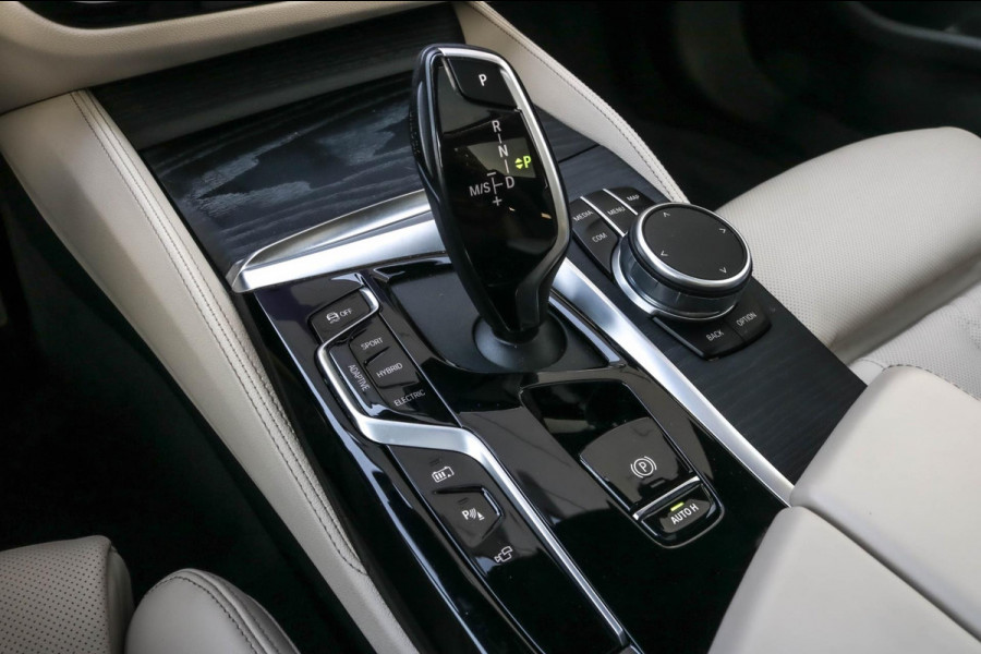 BMW 5 Serie Touring 530e xDrive M-Sport | Trekhaak | Pano | Soft close | Laser | Massage | Ambient Air | Head Up | Achterassturing
