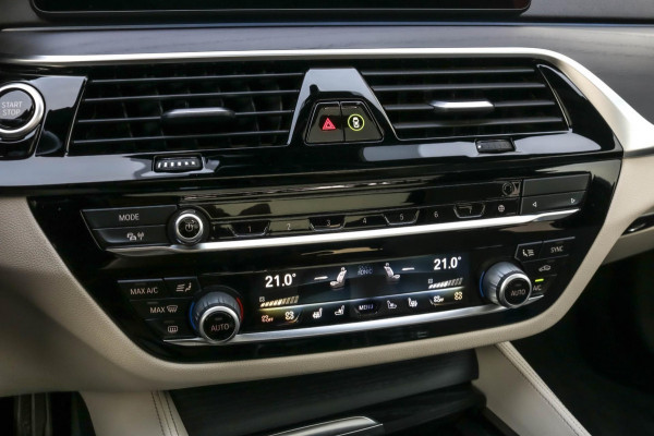 BMW 5 Serie Touring 530e xDrive M-Sport | Trekhaak | Pano | Soft close | Laser | Massage | Ambient Air | Head Up | Achterassturing