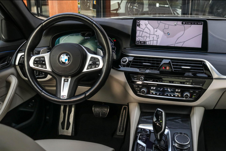 BMW 5 Serie Touring 530e xDrive M-Sport | Trekhaak | Pano | Soft close | Laser | Massage | Ambient Air | Head Up | Achterassturing