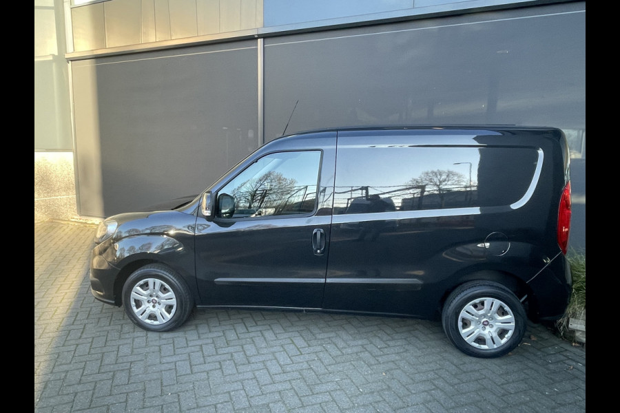 Fiat Doblò Cargo 1.6 MJ L1H1 SX Airco - Bluetooth - Parkeersensoren achter - Radio - Tussenschot volledig - Zijschuifdeur rechts - Stuur multifunctioneel - Mistlampen voor - Elektrische ramen voor