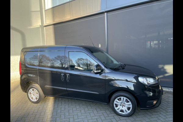 Fiat Doblò Cargo 1.6 MJ L1H1 SX Airco - Bluetooth - Parkeersensoren achter - Radio - Tussenschot volledig - Zijschuifdeur rechts - Stuur multifunctioneel - Mistlampen voor - Elektrische ramen voor