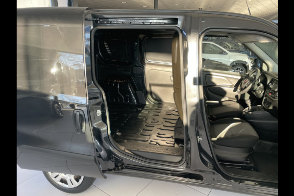 Fiat Doblò Cargo 1.6 MJ L1H1 SX Airco - Bluetooth - Parkeersensoren achter - Radio - Tussenschot volledig - Zijschuifdeur rechts - Stuur multifunctioneel - Mistlampen voor - Elektrische ramen voor