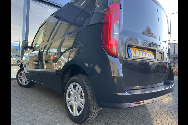 Fiat Doblò Cargo 1.6 MJ L1H1 SX Airco - Bluetooth - Parkeersensoren achter - Radio - Tussenschot volledig - Zijschuifdeur rechts - Stuur multifunctioneel - Mistlampen voor - Elektrische ramen voor