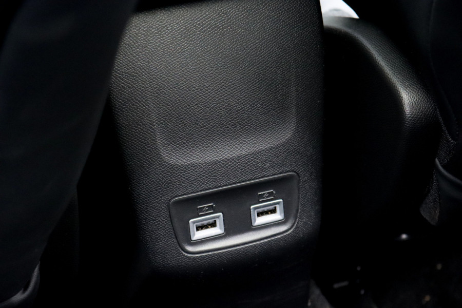 Peugeot 2008 1.2 PureTech GT Pack Aut8 | Adpatieve Cruise Control | Panoramadak | Focal Sound System | Sfeerverlichting | Camera | Keyless Go | 3D-Display | Stoelverwarming | Full Led |