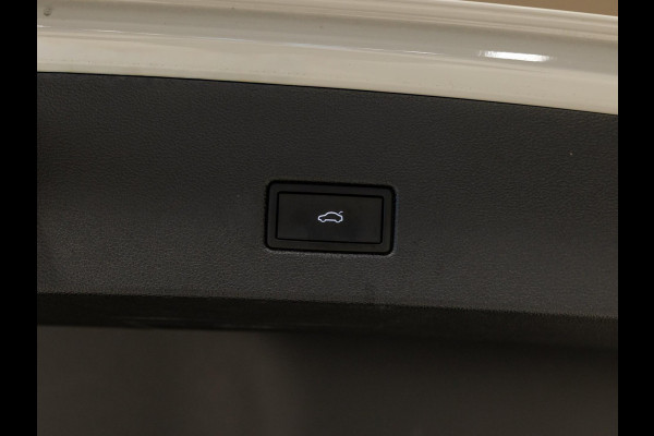 Volkswagen T-Roc 1.5 TSI R-Line Edition / 150pk / Stoel en stuur verwarming / Achteruitrij camera / Keyless /