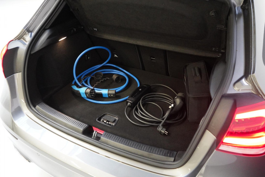 Mercedes-Benz A-Klasse 250 e AMG Line | Panoramadak | Sportstoelen | Navigatie | Sfeerverlichting