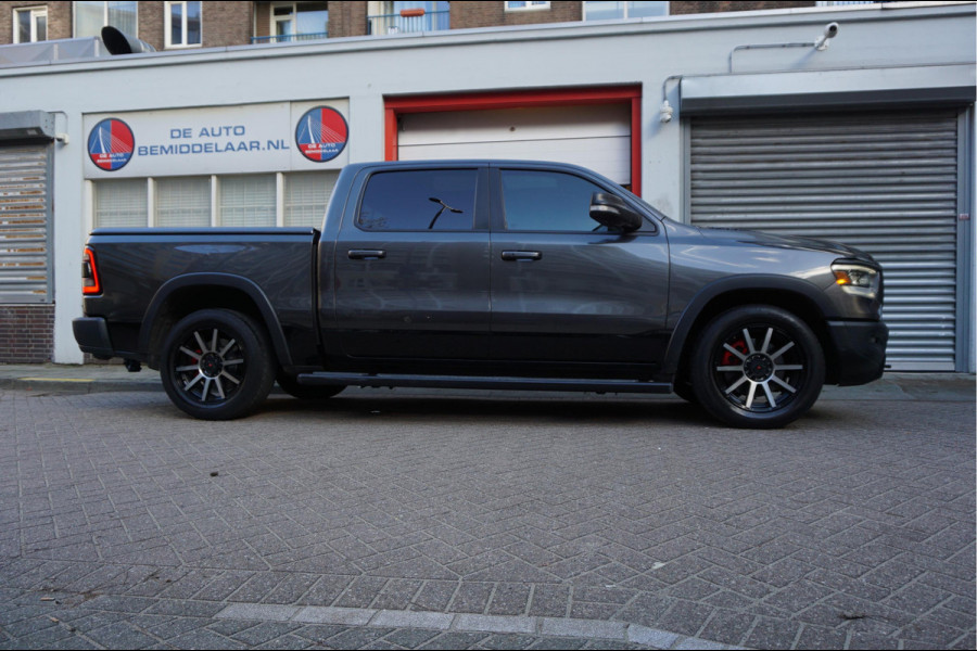 Dodge Ram 1500 5.7 V8 4x4 Crew Cab Rebel Sport | Luchtvering PANO -dak | Black Line | Off Road | Groot Navi | Apple CarPlay | Keyless | 20inch | Harman Kardon | Full LED | LPG onderbouw | excl BTW