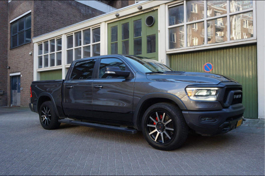 Dodge Ram 1500 5.7 V8 4x4 Crew Cab Rebel Sport | Luchtvering PANO -dak | Black Line | Off Road | Groot Navi | Apple CarPlay | Keyless | 20inch | Harman Kardon | Full LED | LPG onderbouw | excl BTW