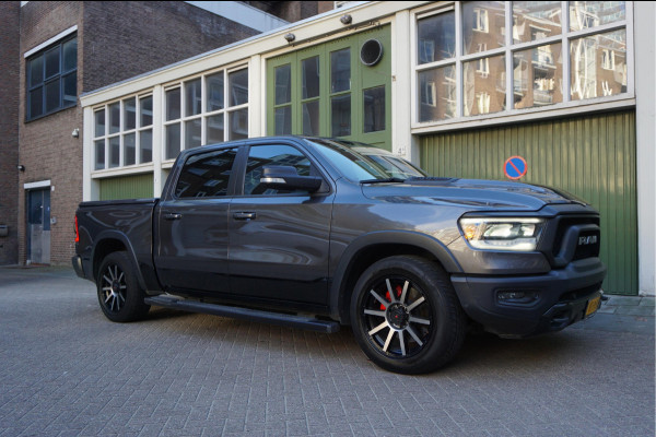 Dodge Ram 1500 5.7 V8 4x4 Crew Cab Rebel Sport | Luchtvering PANO -dak | Black Line | Off Road | Groot Navi | Apple CarPlay | Keyless | 20inch | Harman Kardon | Full LED | LPG onderbouw | excl BTW