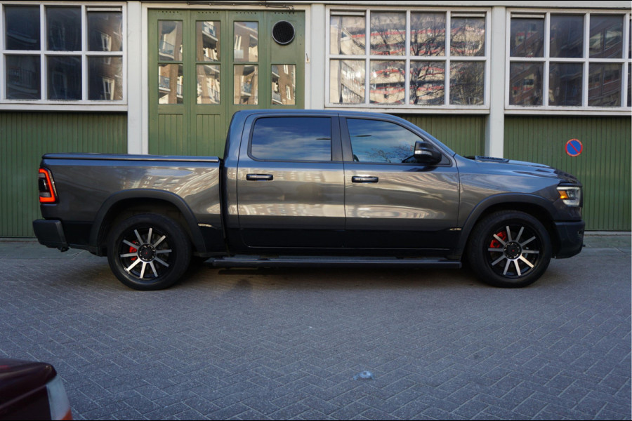 Dodge Ram 1500 5.7 V8 4x4 Crew Cab Rebel Sport | Luchtvering PANO -dak | Black Line | Off Road | Groot Navi | Apple CarPlay | Keyless | 20inch | Harman Kardon | Full LED | LPG onderbouw | excl BTW