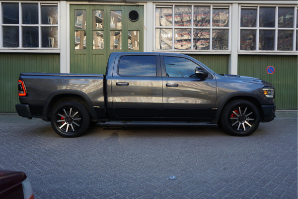 Dodge Ram 1500 5.7 V8 4x4 Crew Cab Rebel Sport | Luchtvering PANO -dak | Black Line | Off Road | Groot Navi | Apple CarPlay | Keyless | 20inch | Harman Kardon | Full LED | LPG onderbouw | excl BTW