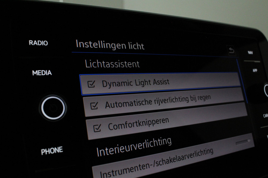 Volkswagen T-Cross 1.0 TSI Style Business Premium Automaat/Camera/IQ-LED/18inch/Luxe interieur/Adapt.cruise/Smoky Gray Metallic kleur