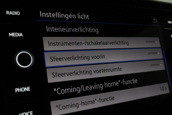 Volkswagen T-Cross 1.0 TSI Style Business Premium Automaat/Camera/IQ-LED/18inch/Luxe interieur/Adapt.cruise/Smoky Gray Metallic kleur