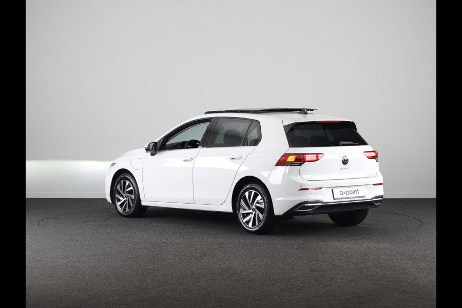 Volkswagen Golf 1.4 eHybrid Style 204 pk Automaat (DSG) | Navigatie | Panoramadak | Parkeersensoren | Adaptieve cruise control | Stoelverwarming |