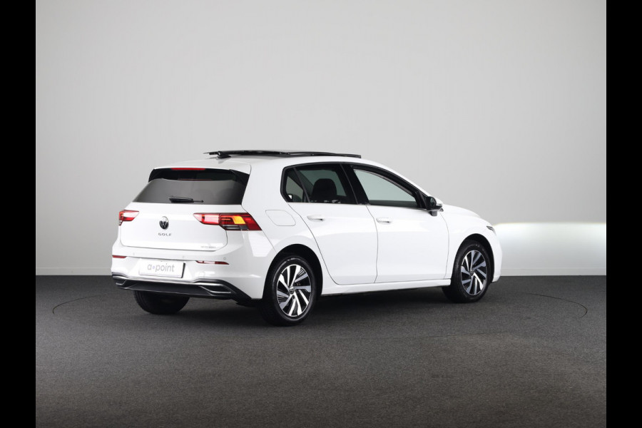 Volkswagen Golf 1.4 eHybrid Style 204 pk Automaat (DSG) | Navigatie | Panoramadak | Parkeersensoren | Adaptieve cruise control | Stoelverwarming |