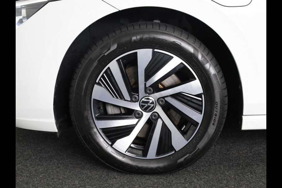 Volkswagen Golf 1.4 eHybrid Style 204 pk Automaat (DSG) | Navigatie | Panoramadak | Parkeersensoren | Adaptieve cruise control | Stoelverwarming |