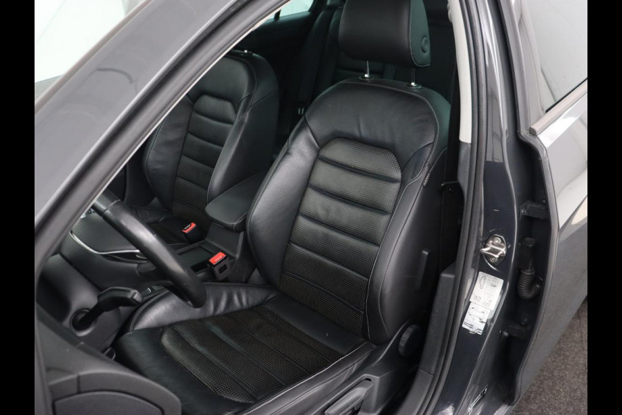 Volkswagen e-Golf e-Golf | Adaptive cruise control | Stoelverwarming | Volleder | Climate control | Active info | Camera | Carplay | Adaptive cruise control | Lane assist