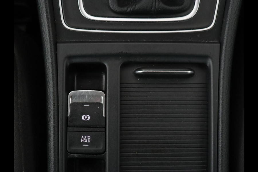 Volkswagen e-Golf e-Golf | Adaptive cruise control | Stoelverwarming | Volleder | Climate control | Active info | Camera | Carplay | Adaptive cruise control | Lane assist