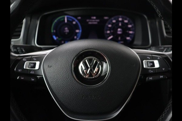 Volkswagen e-Golf e-Golf | Adaptive cruise control | Stoelverwarming | Volleder | Climate control | Active info | Camera | Carplay | Adaptive cruise control | Lane assist