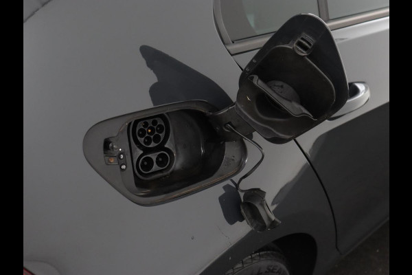 Volkswagen e-Golf e-Golf | Adaptive cruise control | Stoelverwarming | Volleder | Climate control | Active info | Camera | Carplay | Adaptive cruise control | Lane assist