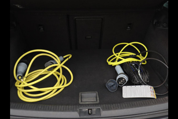 Volkswagen e-Golf e-Golf | Adaptive cruise control | Stoelverwarming | Volleder | Climate control | Active info | Camera | Carplay | Adaptive cruise control | Lane assist