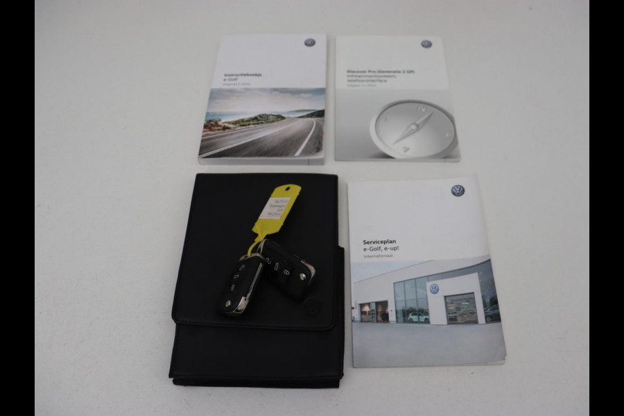 Volkswagen e-Golf e-Golf | Adaptive cruise control | Stoelverwarming | Volleder | Climate control | Active info | Camera | Carplay | Adaptive cruise control | Lane assist