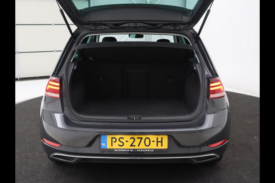 Volkswagen e-Golf e-Golf | Adaptive cruise control | Stoelverwarming | Volleder | Climate control | Active info | Camera | Carplay | Adaptive cruise control | Lane assist