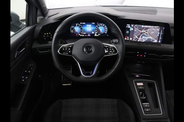 Volkswagen Golf 1.4 eHybrid GTE | Panoramadak | Sfeerverlichting | Carplay | Stoelverwarming | Camera | Adaptive cruise | Navigatie | Sportstoelen | Digital Cockpit | PHEV | Plug In