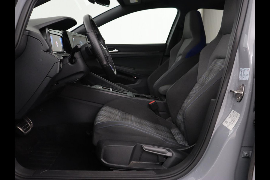 Volkswagen Golf 1.4 eHybrid GTE | Panoramadak | Sfeerverlichting | Carplay | Stoelverwarming | Camera | Adaptive cruise | Navigatie | Sportstoelen | Digital Cockpit | PHEV | Plug In