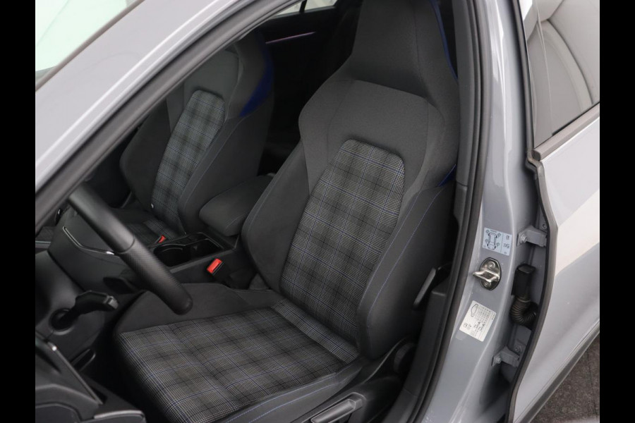 Volkswagen Golf 1.4 eHybrid GTE | Panoramadak | Sfeerverlichting | Carplay | Stoelverwarming | Camera | Adaptive cruise | Navigatie | Sportstoelen | Digital Cockpit | PHEV | Plug In