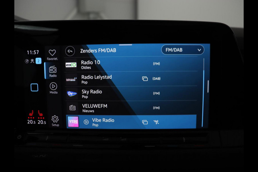 Volkswagen Golf 1.4 eHybrid GTE | Panoramadak | Sfeerverlichting | Carplay | Stoelverwarming | Camera | Adaptive cruise | Navigatie | Sportstoelen | Digital Cockpit | PHEV | Plug In