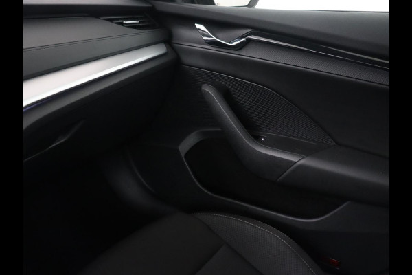 Škoda Octavia 1.0 e-TSI Sport | Trekhaak | Carplay | Navigatie | Sportstoelen | Sfeerverlichting | Full LED | Parkeerhulp | Climate control | Verwarmde voorruit