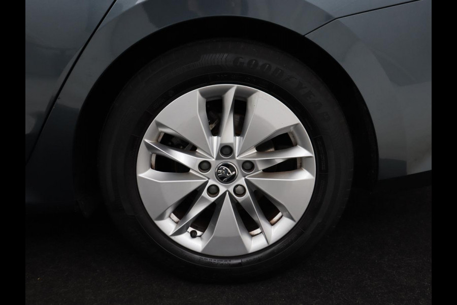 Škoda Octavia 1.0 e-TSI Sport | Trekhaak | Carplay | Navigatie | Sportstoelen | Sfeerverlichting | Full LED | Parkeerhulp | Climate control | Verwarmde voorruit