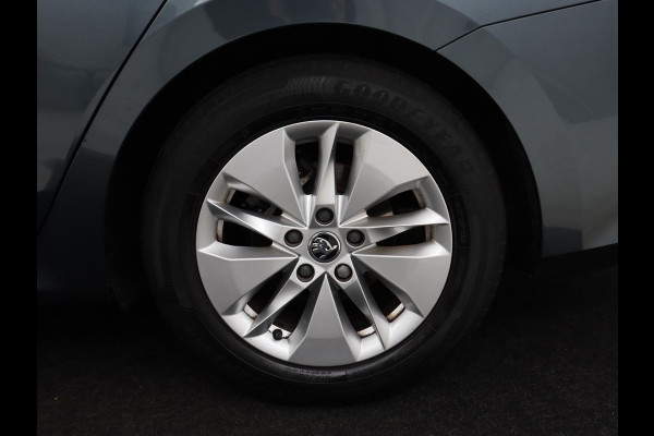 Škoda Octavia 1.0 e-TSI Sport | Trekhaak | Carplay | Navigatie | Sportstoelen | Sfeerverlichting | Full LED | Parkeerhulp | Climate control | Verwarmde voorruit