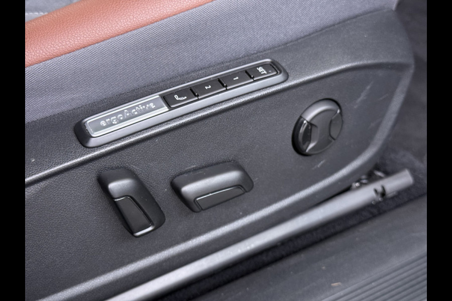 Volkswagen ID.4 Max 77kWh SOH 90% Warmtepomp Ergo Comfort Stoelen Trekhaak 360°Camera Panoramadak Adap.Cruise Navi Ecc Apple Carplay Android Aut Memory Stoel+Stuurverwarming Lmv 21" DAB Elek.Stoelen+Achterklep Voorruitverwarming Matrix Led Origineel Nederlandse Super Compleet! Auto Nieuwprijs  €57.932,-