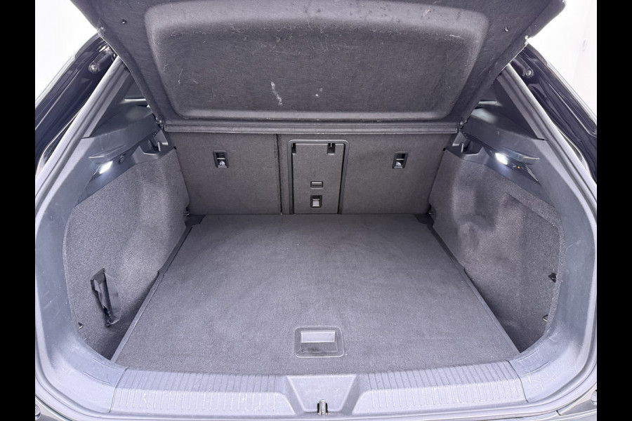 Volkswagen ID.4 Max 77kWh SOH 90% Warmtepomp Ergo Comfort Stoelen Trekhaak 360°Camera Panoramadak Adap.Cruise Navi Ecc Apple Carplay Android Aut Memory Stoel+Stuurverwarming Lmv 21" DAB Elek.Stoelen+Achterklep Voorruitverwarming Matrix Led Origineel Nederlandse Super Compleet! Auto Nieuwprijs  €57.932,-