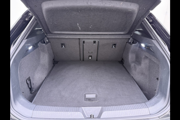 Volkswagen ID.4 Max 77kWh SOH 90% Warmtepomp Ergo Comfort Stoelen Trekhaak 360°Camera Panoramadak Adap.Cruise Navi Ecc Apple Carplay Android Aut Memory Stoel+Stuurverwarming Lmv 21" DAB Elek.Stoelen+Achterklep Voorruitverwarming Matrix Led Origineel Nederlandse Super Compleet! Auto Nieuwprijs  €57.932,-