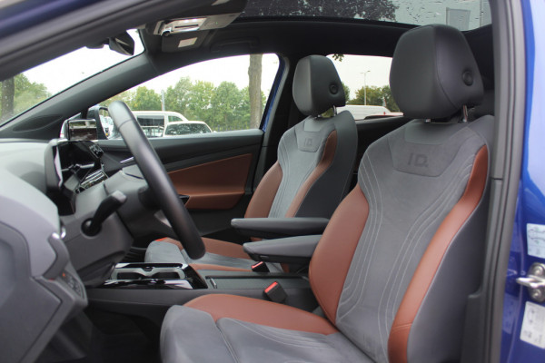 Volkswagen ID.4 First Max 77 kWh / SOH 90,4% / Full option! / Trekhaak / Panoramadak / Camera / Head-up / Keyless / 21'' / ACC / Dodehoek / Elektr. stoelen / Massage / Navigatie / Stuurverwarming